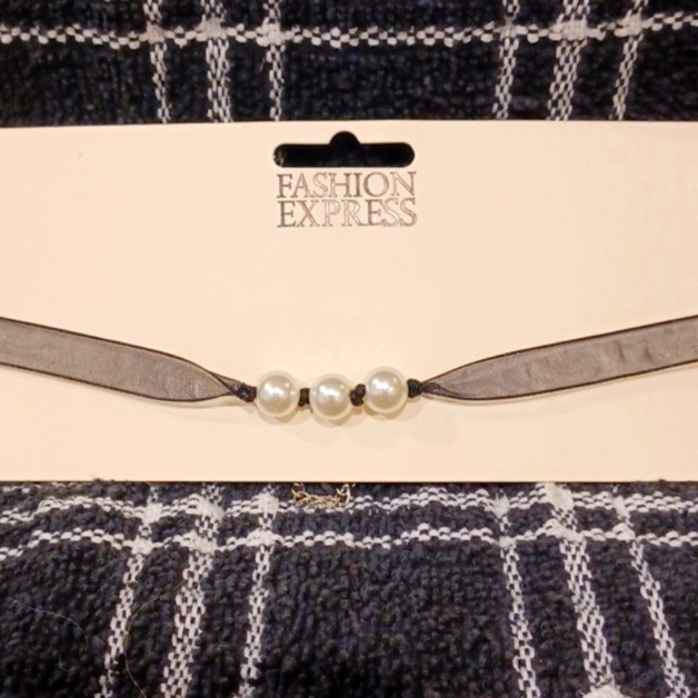* 2 for $5 * Fashion Express 3 pearl choker.